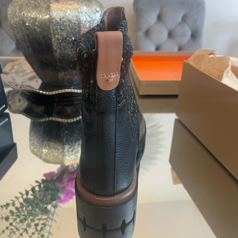 Kenneth Cole NEW boots. Fits size 9. Comfortable & cute
